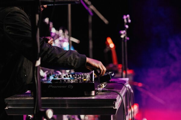 A man's hands play with a pair of DJ decks.