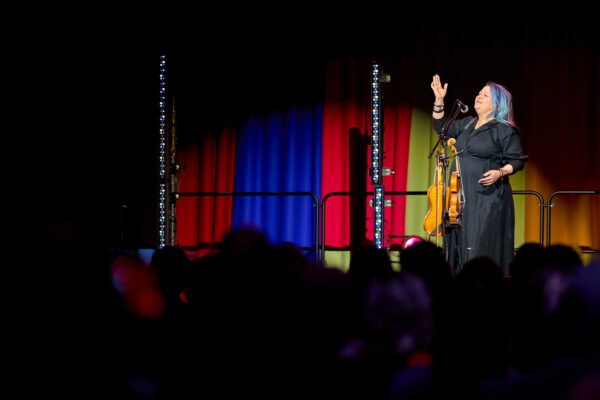 Folk legend Eliza Carthy performs with several violins.